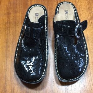 Black embossed leather clogs. Size 8